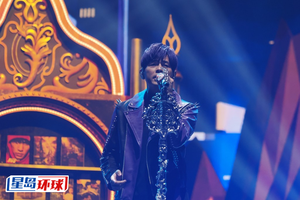 周董首晚香港演唱会曲目包括《黄金甲 》、《青花瓷》、《东风破》等。